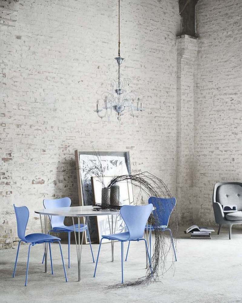 Fri Sessel von Fritz Hansen in hellblau an Esstisch mit Stühlen und grauem Sessel.