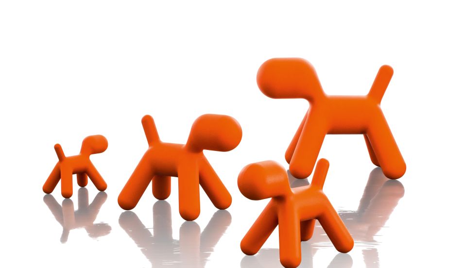 Orangefarbene Magis Puppy Hund Hocker in verschiedenen Größen als Kindermöbel und Deko-Objekte.