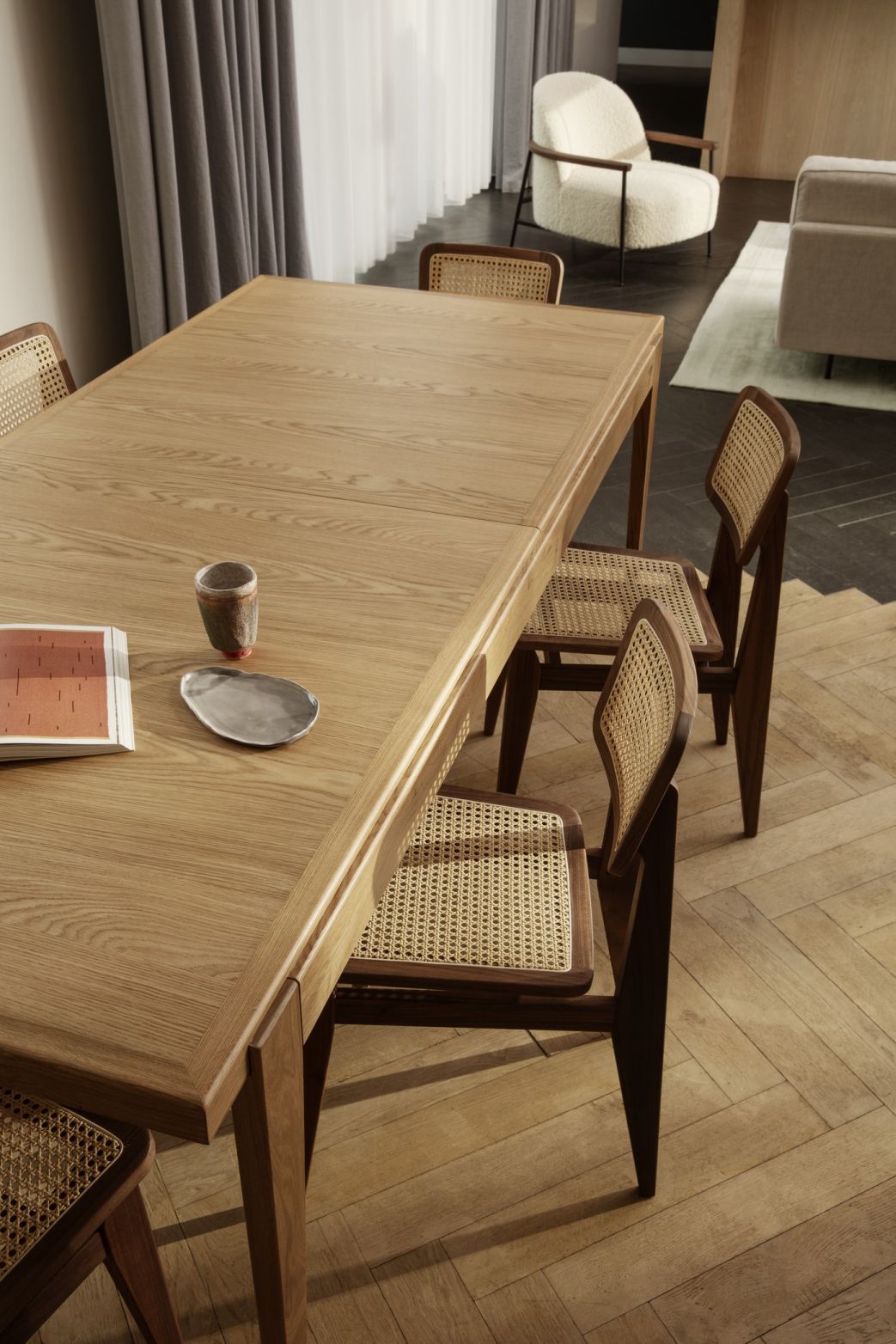 Gubi S-Table Esstisch ausziehbar aus Eichenholz mit Stühlen im Esszimmer, skandinavisches Design.
