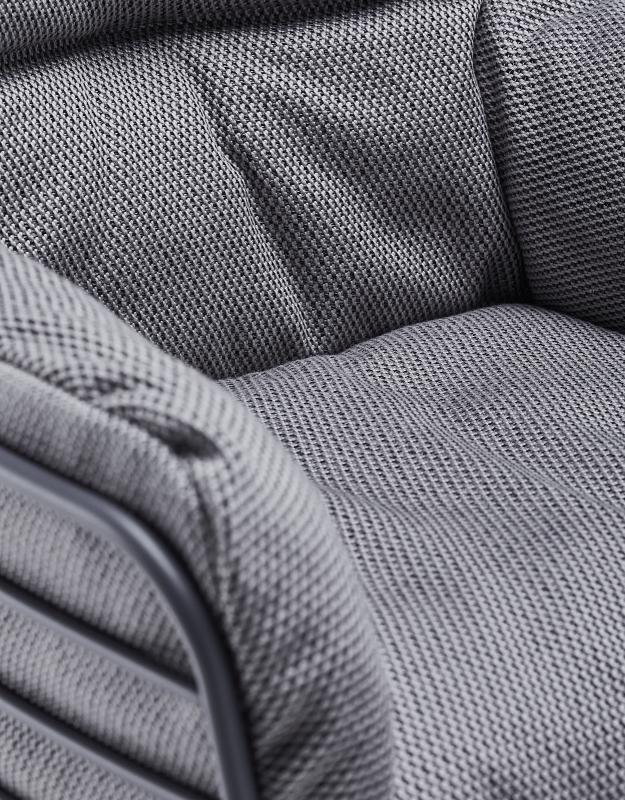 Detailaufnahme des Leyasol Lounge Chair Outdoor Stuhls von Freifrau Manufaktur, graues Textilgewebe und Metallrahmen.
