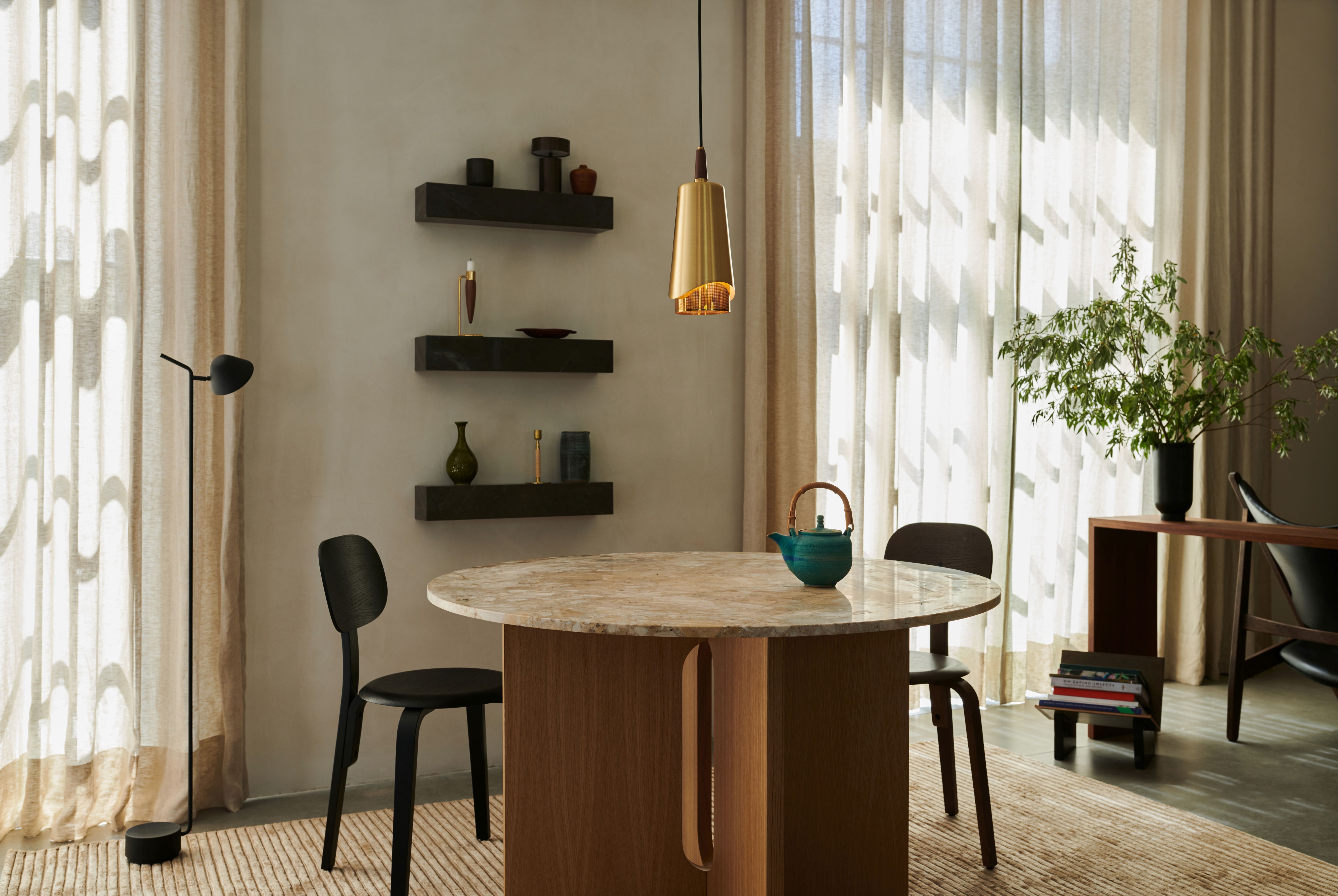 Esszimmer mit Umanoff Hängeleuchte von Audo, Marmortisch, Designermöbeln und stilvoller Dekoration für ein modernes Ambiente.