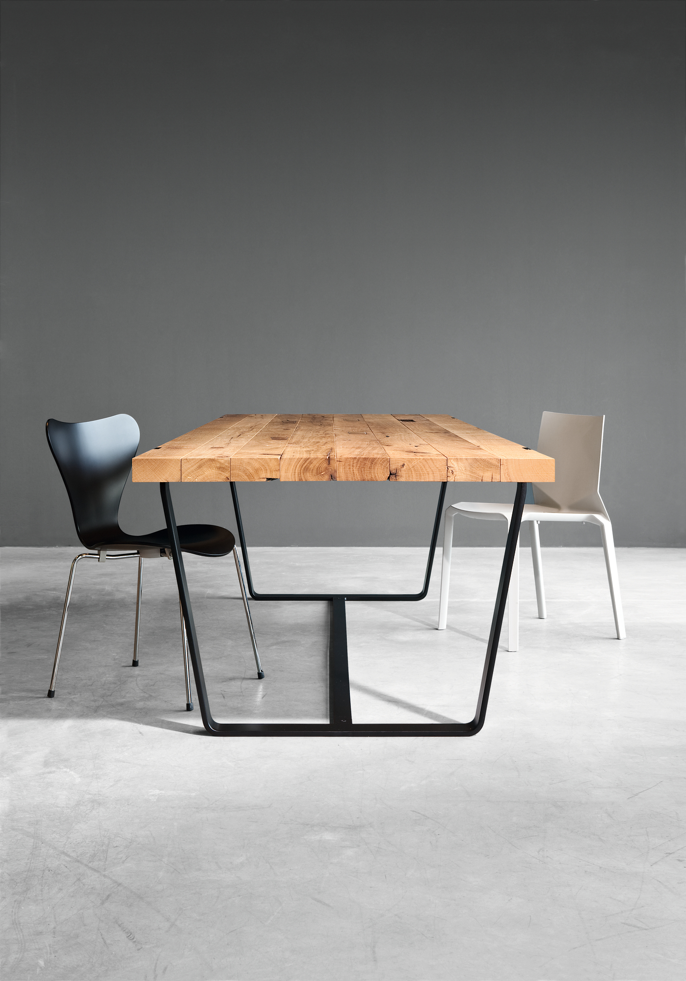 BB 11 Clamp Tisch von Janua aus Eiche mit schwarzem Metallgestell und zwei Stühlen.