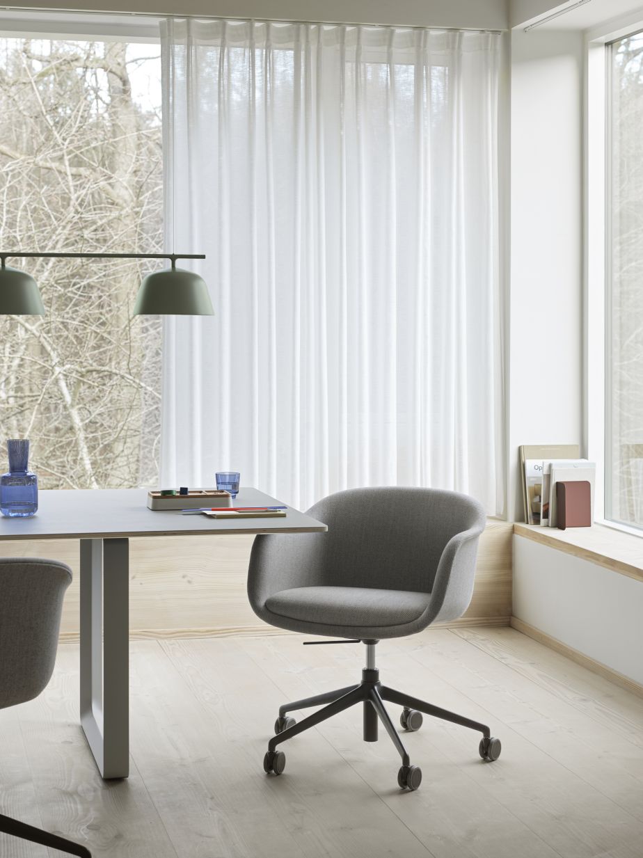 Grauer Fiber Conference Armchair von Muuto mit Drehfuß und Neigung, gepolsterter Bürostuhl.