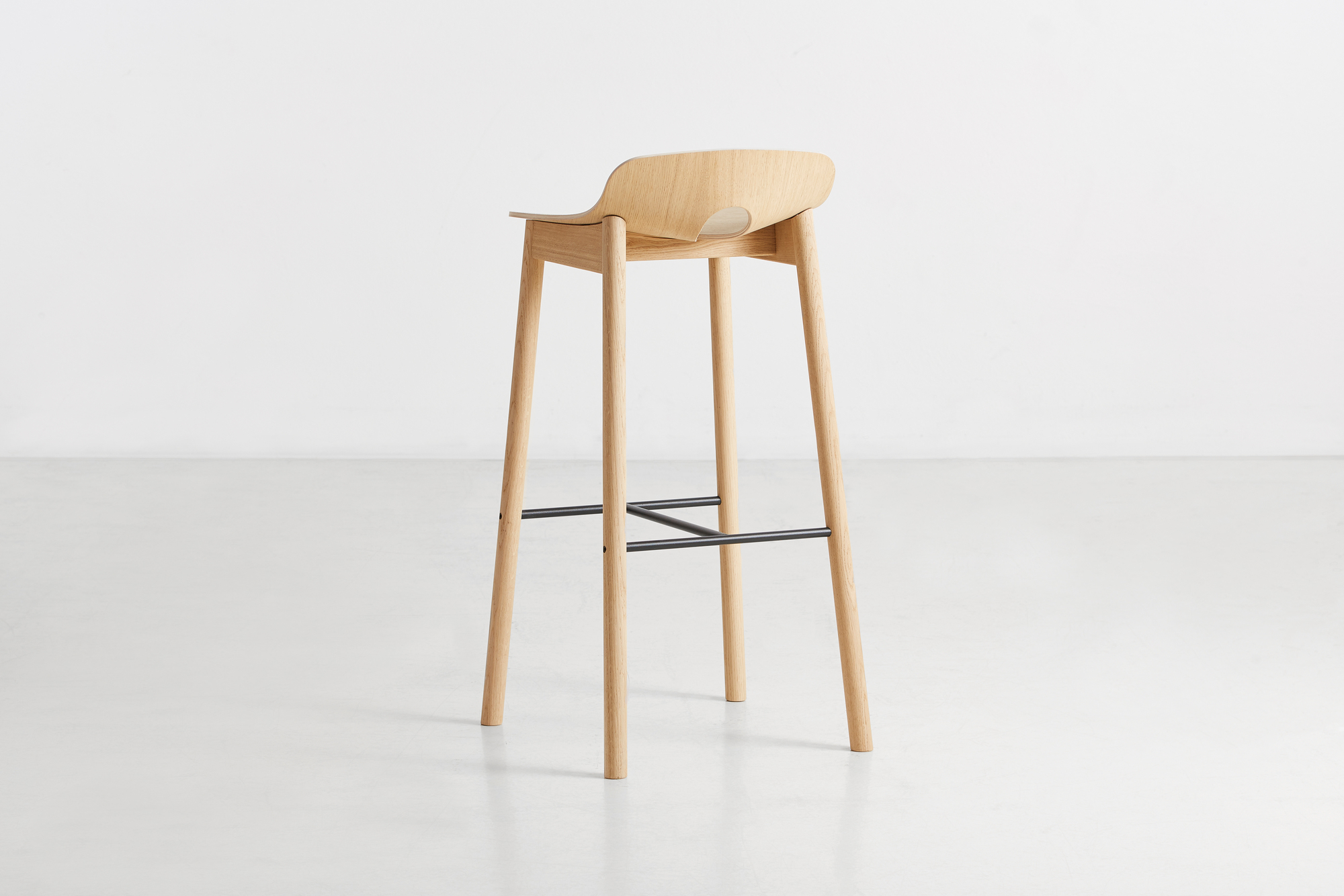 Mono Barhocker aus Eiche, weiß pigmentiert, von Woud. Design Hocker für Küche oder Bar.