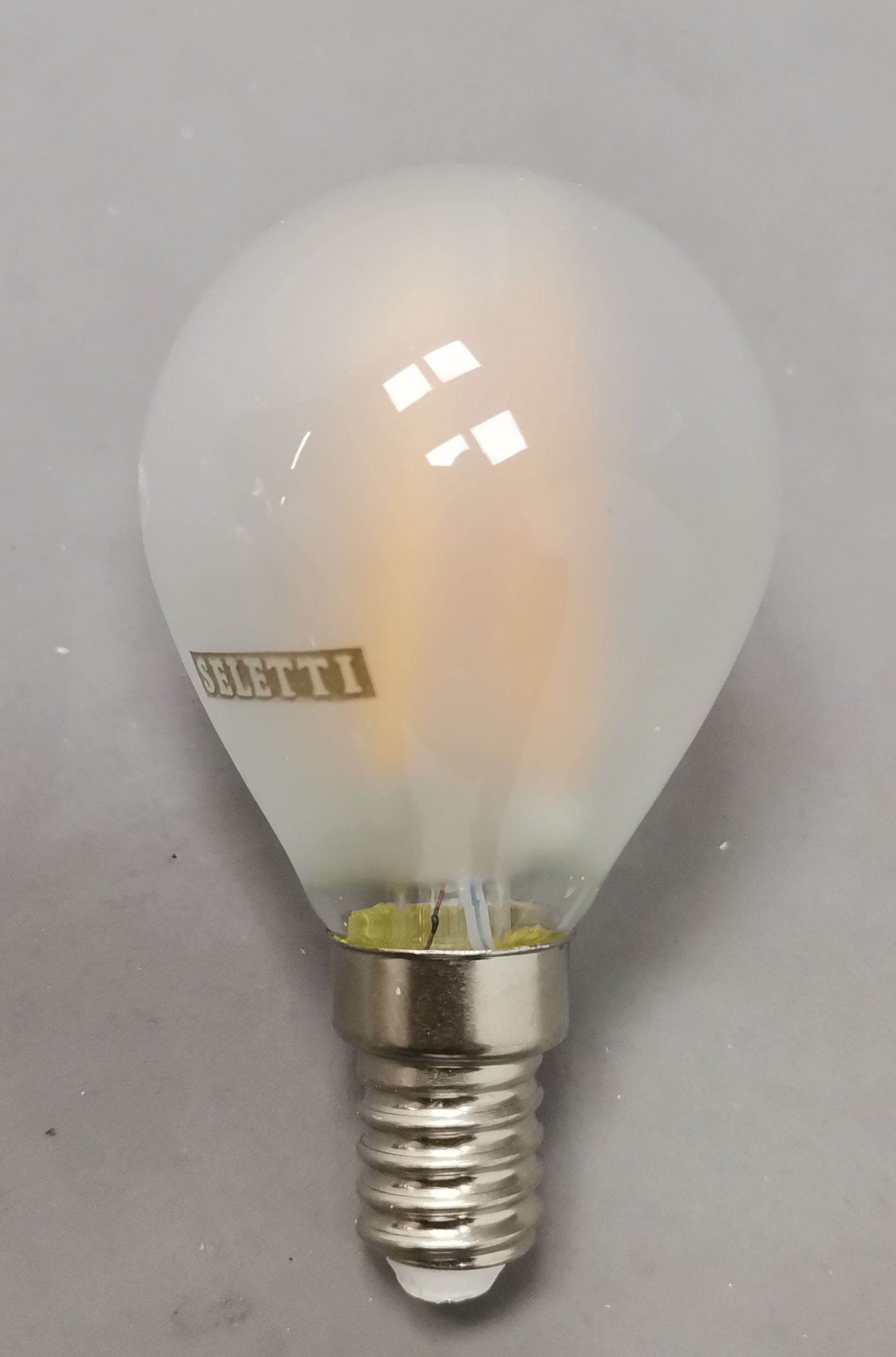 Nahaufnahme einer Seletti LED Lampe für Monkey Lamp, Leuchtmittel mit E14 Fassung.