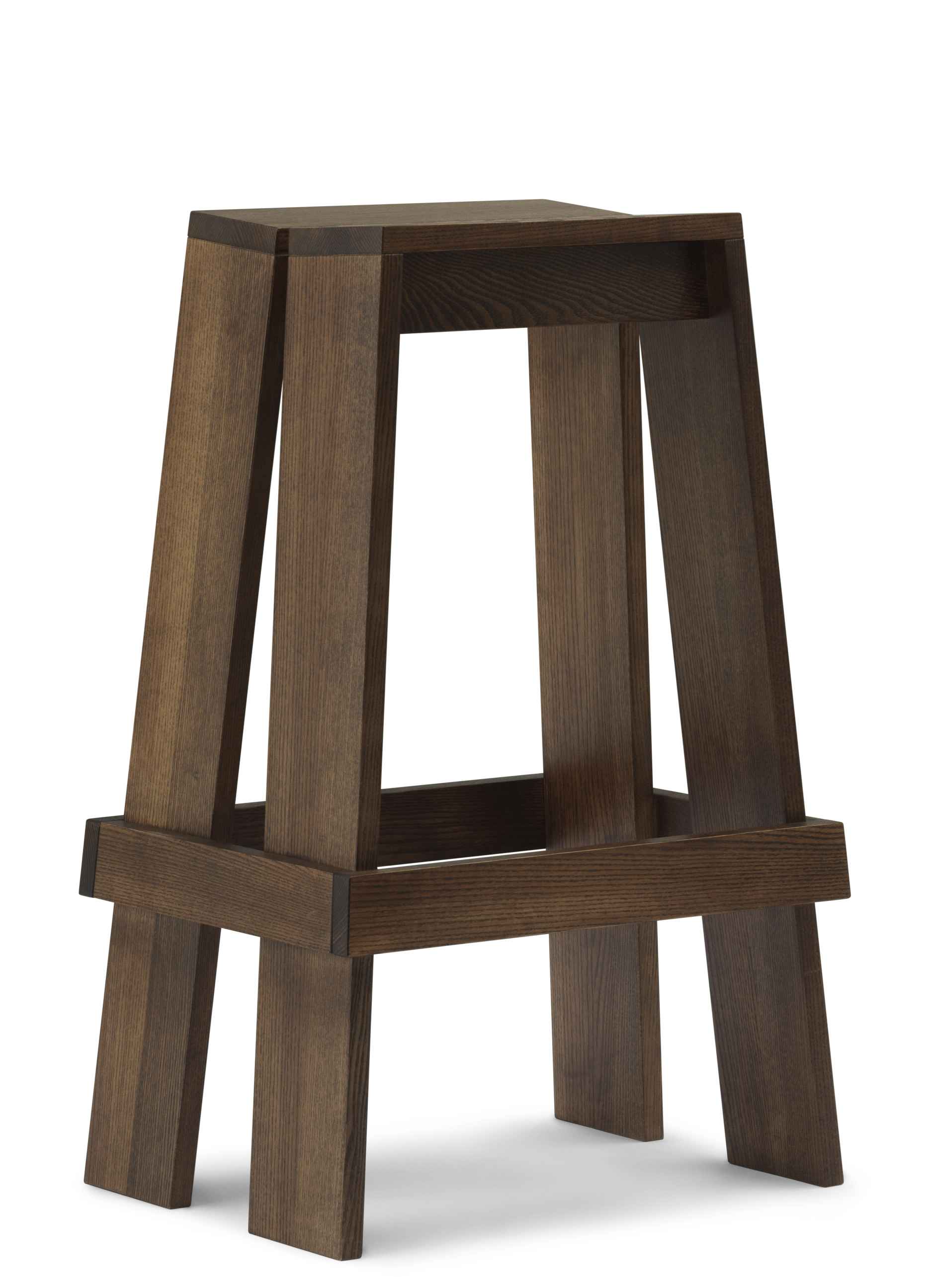 Normann Copenhagen Let Barhocker aus dunklem Holz, Hocker mit Fußstütze und minimalistischem Design.