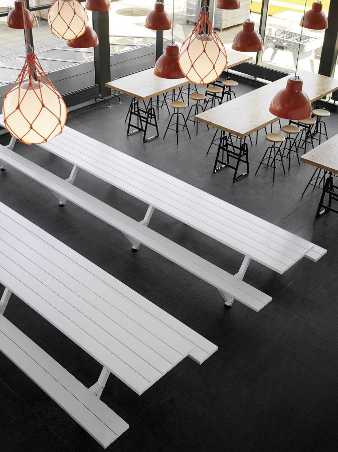 Marina Picnic Tisch mit Bänken: Außenbereich mit weißen Holzbänken und Tischen für Outdoor-Gastronomie.