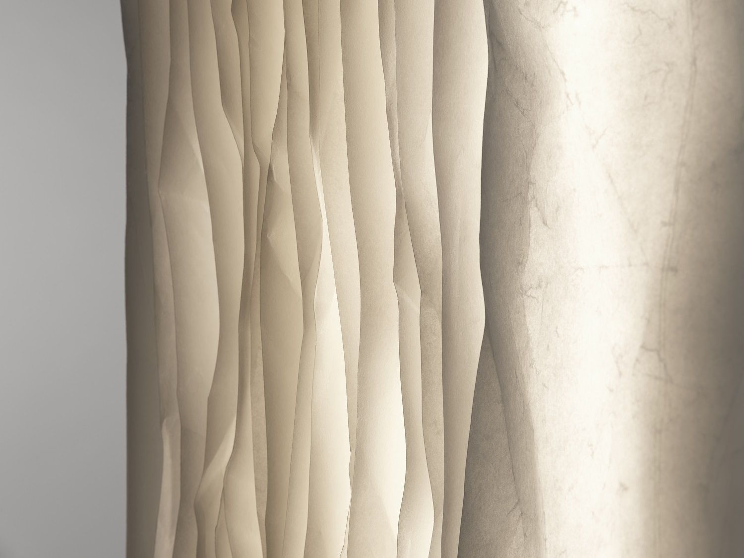 Detailaufnahme der Totem Stehleuchte mit sanftem Licht und skulpturalem Design für Wohnzimmer und Schlafzimmer.