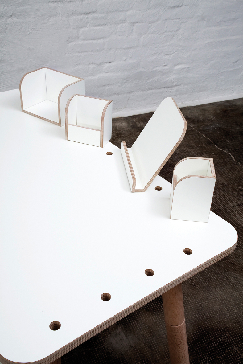 Growing Table 9-teiliges Set weiß Pure Position: Detailansicht der weißen Kindermöbel mit Ablagefächern und Löchern.