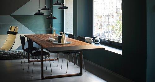 Essay Tisch von Fritz Hansen aus Holz mit Stühlen in modernem Esszimmer-Interieur.