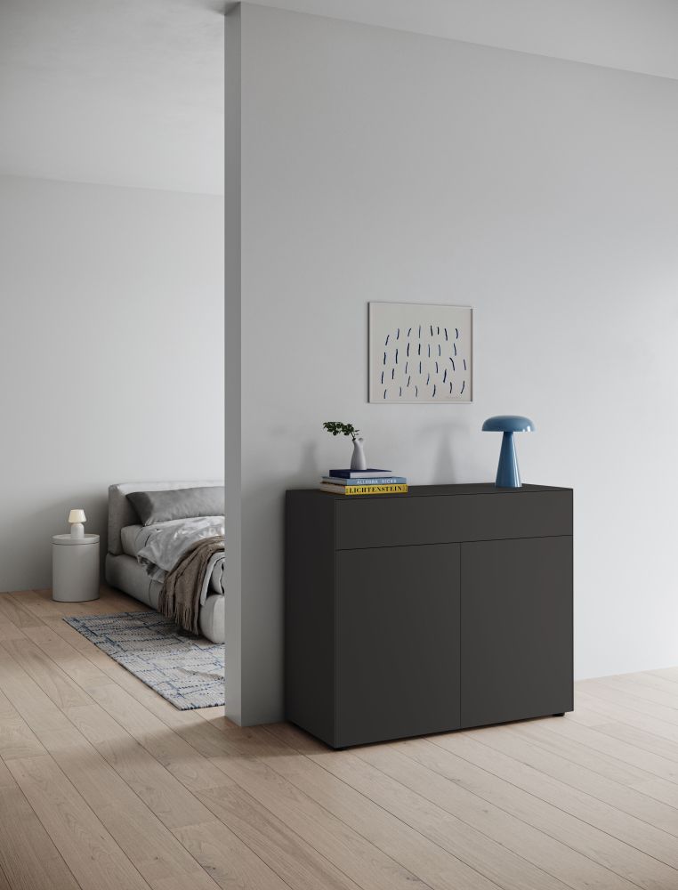 Piure Nex Pur Box Sideboard in Anthrazit mit Schublade und Türen im modernen Schlafzimmer.