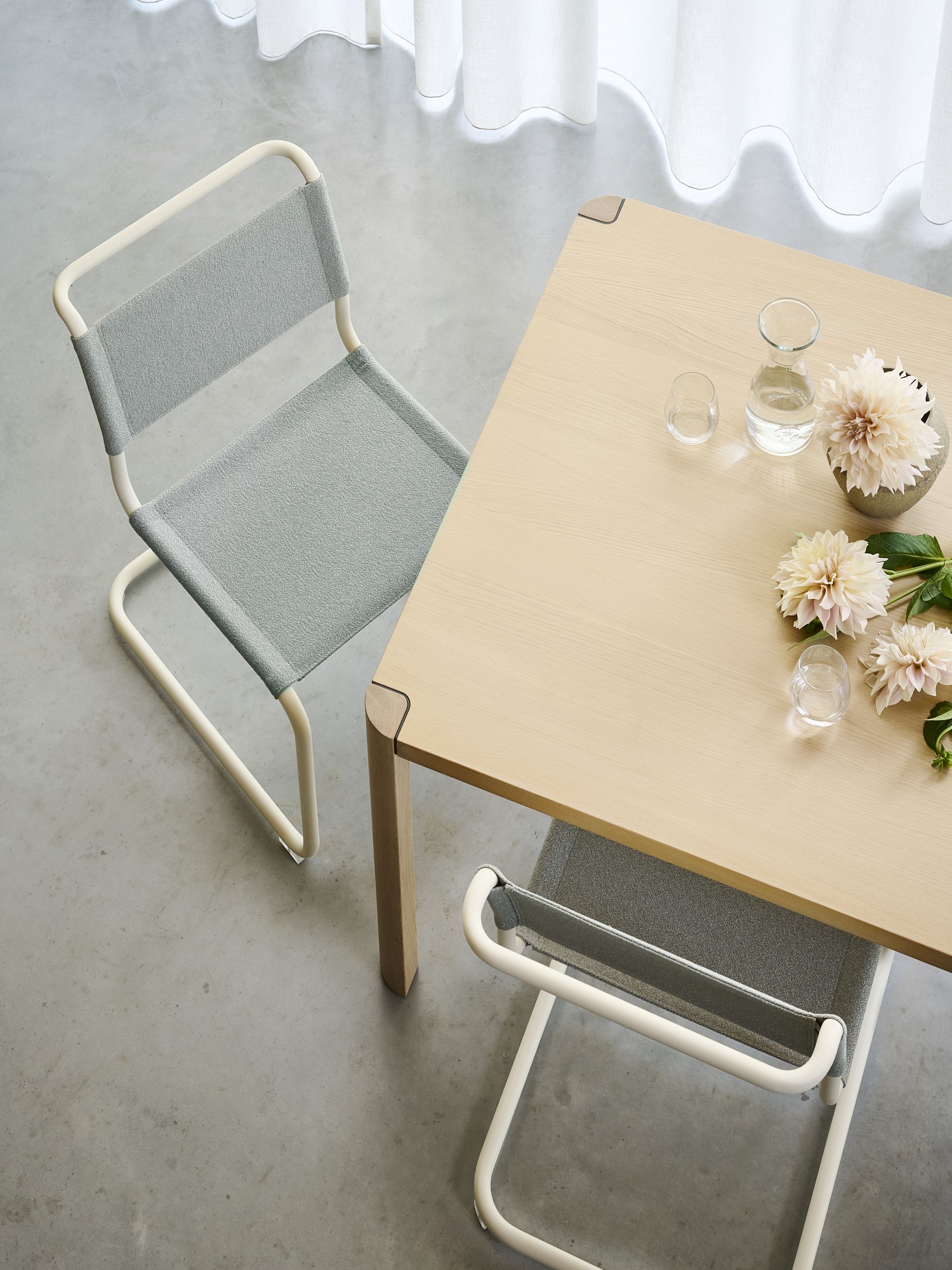 S 33 V Thonet Freischwinger Stuhl mit grauem Stoffbezug und weißem Stahlrohrgestell, Ansicht von oben.