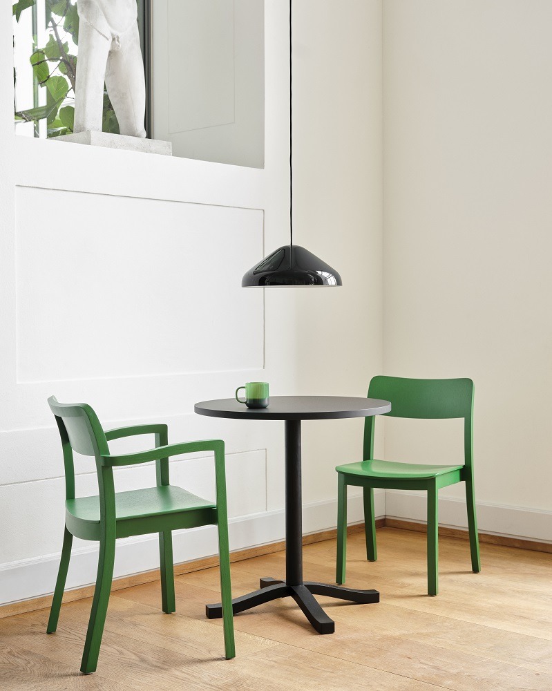 Schwarzer Pastis Table Tisch von Hay, Esche, Ø90 cm, mit grünen Stühlen im Interieur.