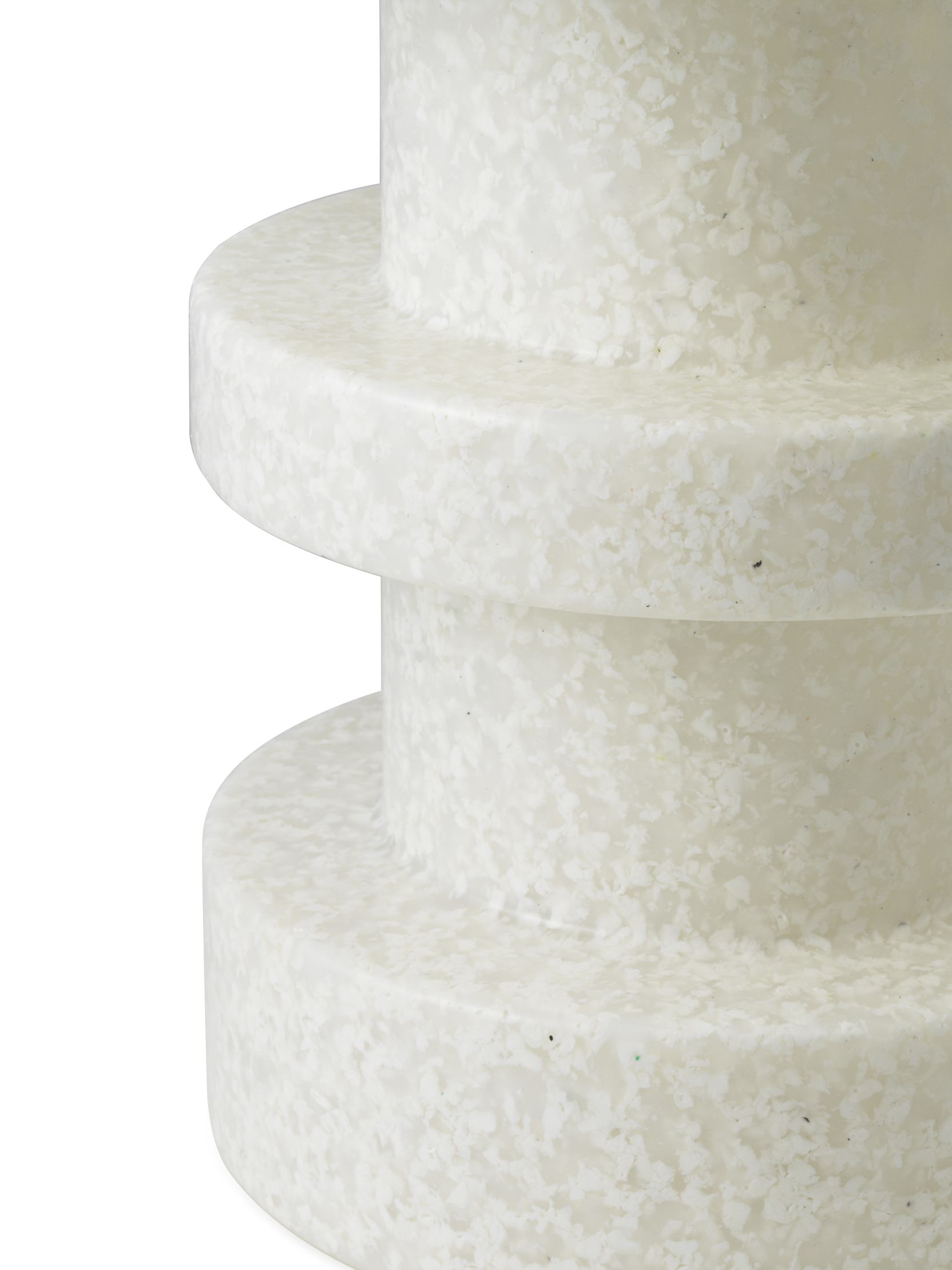 Detailaufnahme des weißen Normann Copenhagen Bit Stool Stack Hockers mit gesprenkelter Oberfläche.