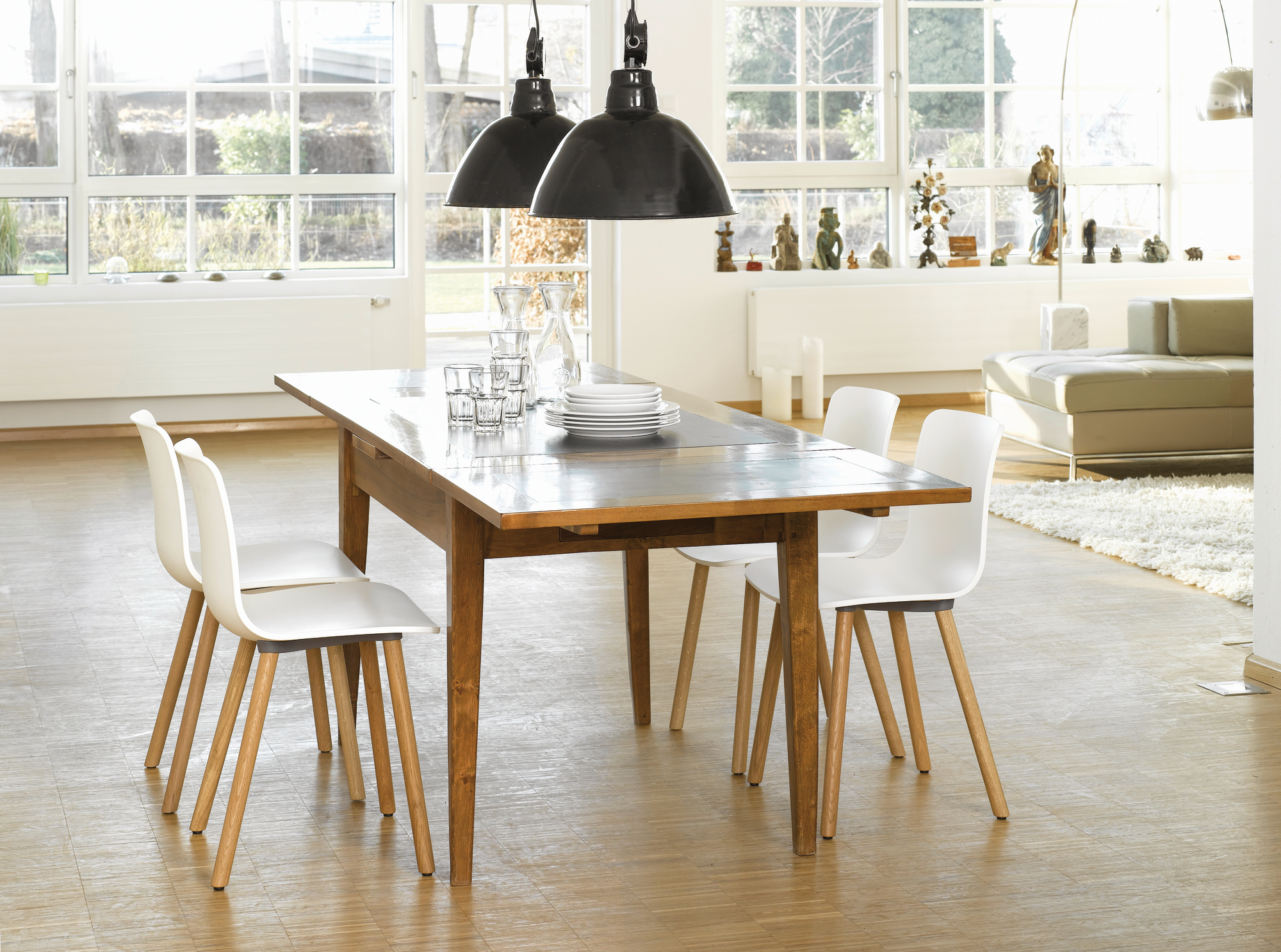 Esszimmer mit Holztisch und weißen Hal Ply Wood Stühlen von Vitra, modernes Möbeldesign.