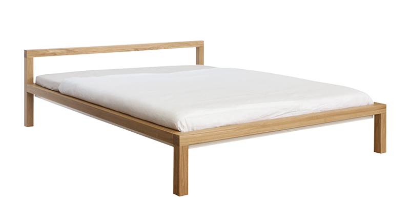 Hans Hansen Bett Eiche 160x200 cm mit Lattenrost und weißer Bettwäsche. Modernes Eiche Bett.