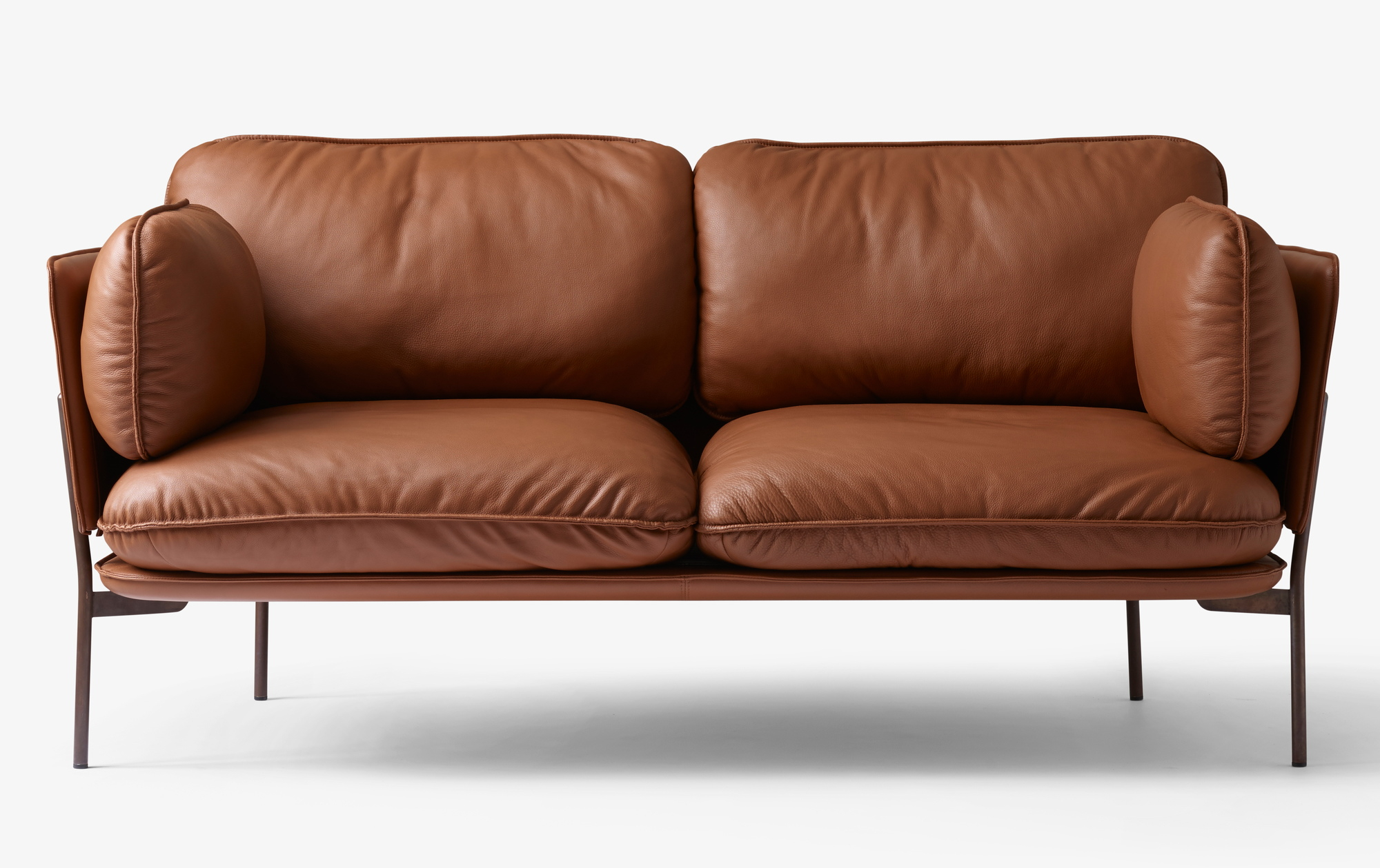 Braunes Cloud Sofa 2-Sitzer von AndTradition mit Lederbezug und minimalistischem Design für Wohnzimmer.