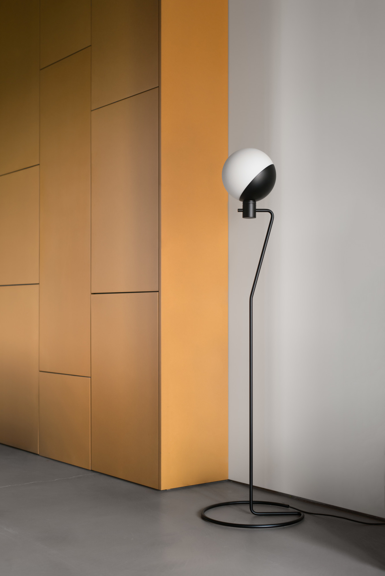 Baluna Stehleuchte von Grupa: Moderne Stehlampe mit schwarzem Gestell und weißem, halbkugelförmigem Lampenschirm.