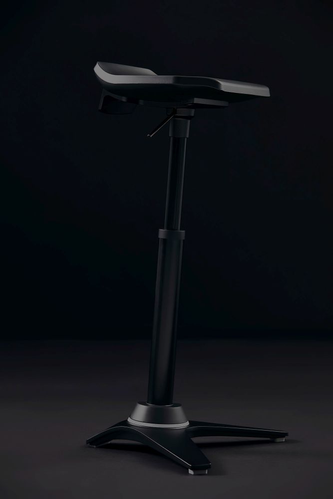 Schwarzer, höhenverstellbarer Stehhocker mit Sattelsitz und Fußkreuz für ergonomisches Sitzen im Büro oder Homeoffice.