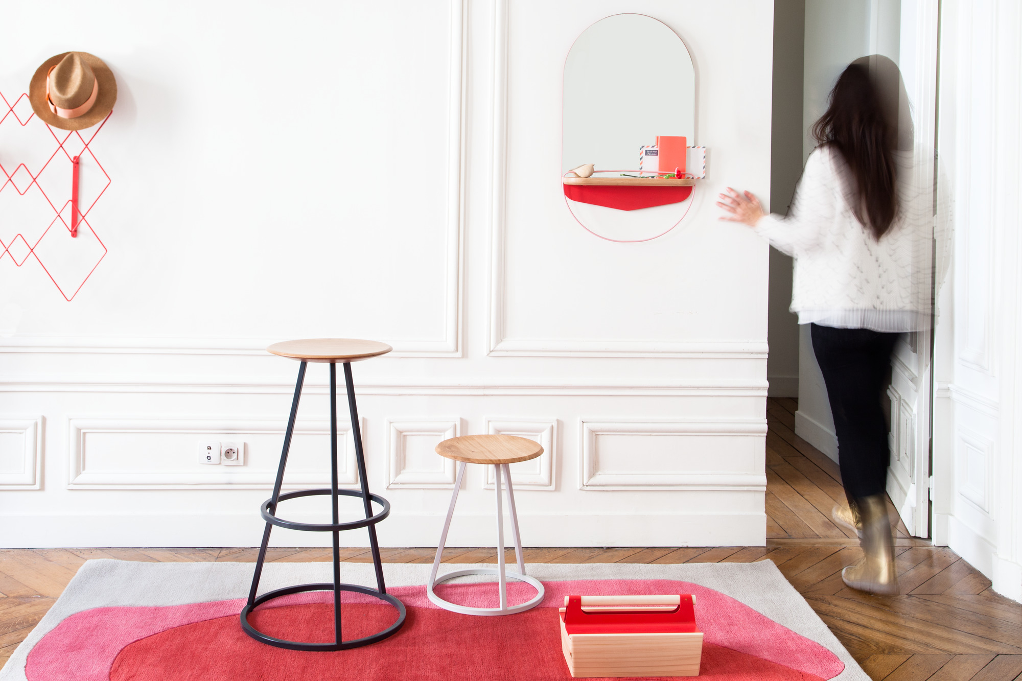 Zwei Gustave Bar Stool Barhocker Hart™ aus Holz und Metall in modernem Wohnambiente auf Teppich.