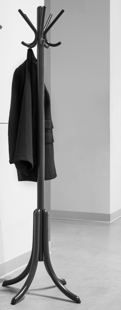 Schwarzer P29 Kleiderständer von Wiener GTV Design mit Jacke, moderner Garderobenständer für Flur und Büro.