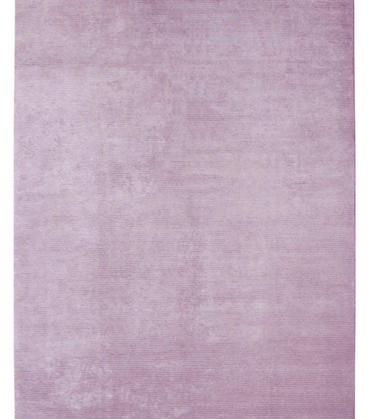 Detailaufnahme eines modernen, lila Teppichs mit feiner Textur und subtilem Muster für Wohnzimmer oder Schlafzimmer.