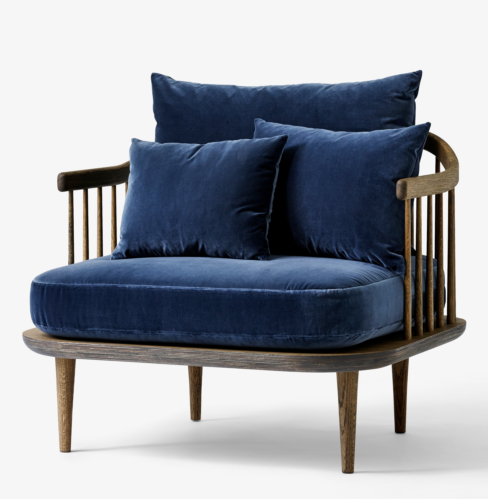 Fly Lounge Sessel von AndTradition, blaues Samtpolster, Holzgestell, bequemer Design Sessel mit Kissen.