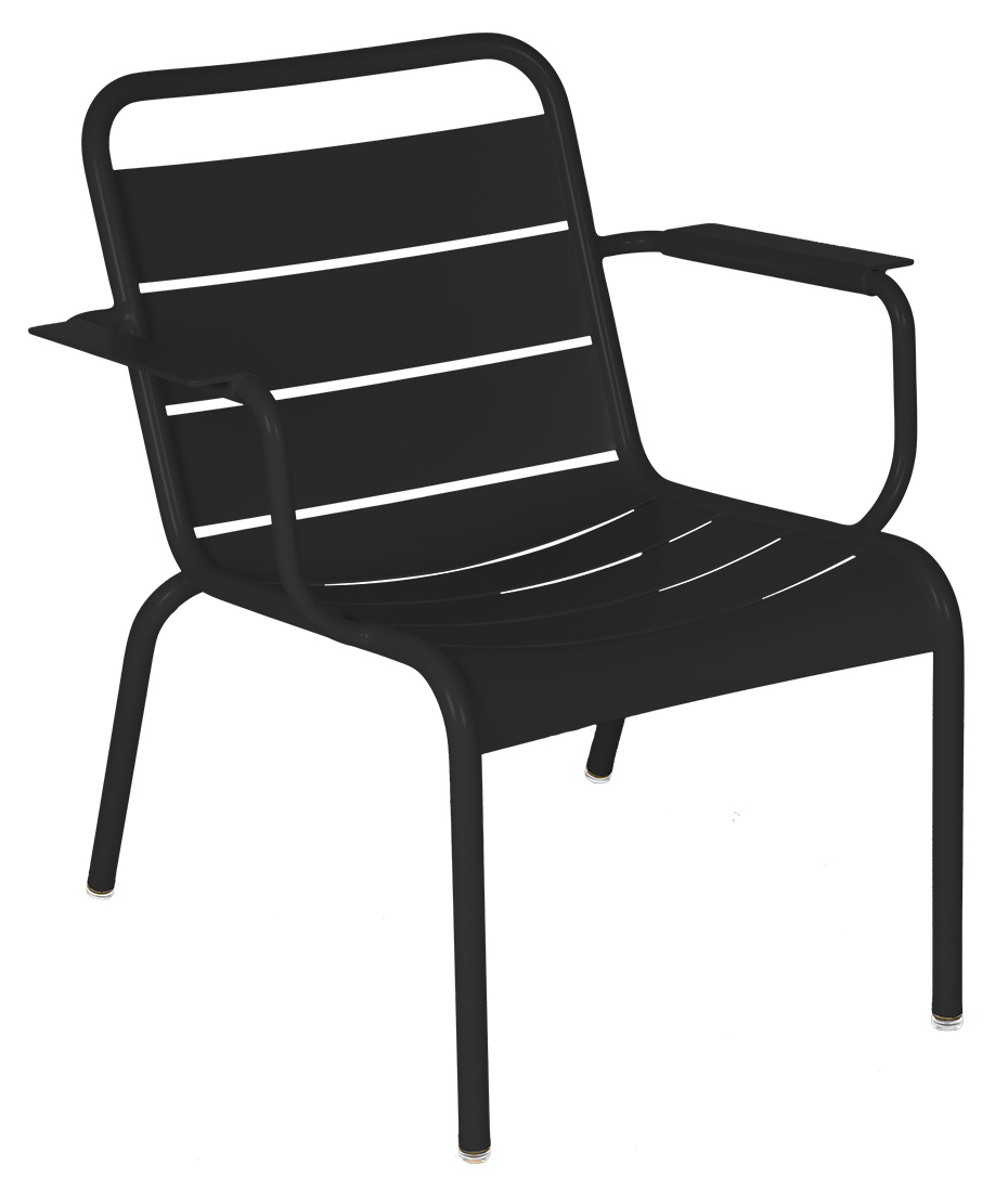 Schwarzer Luxembourg Lounge Sessel von Fermob für den Außenbereich, modernes Design mit Armlehnen und Lattenstruktur.