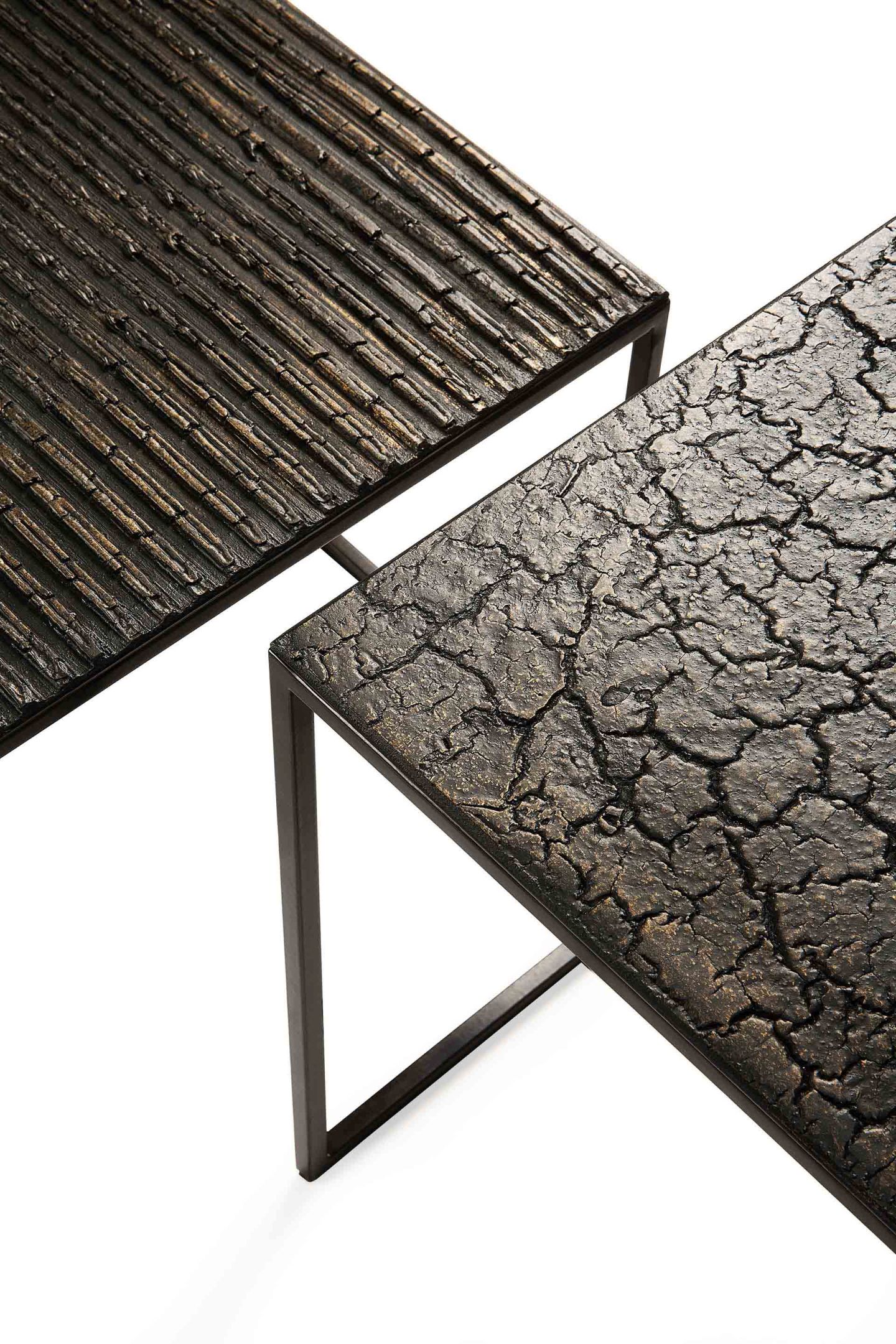 Pentagon Couchtisch 2er Set von Ethnicraft mit einzigartigen, strukturierten Oberflächen und Metallgestell.