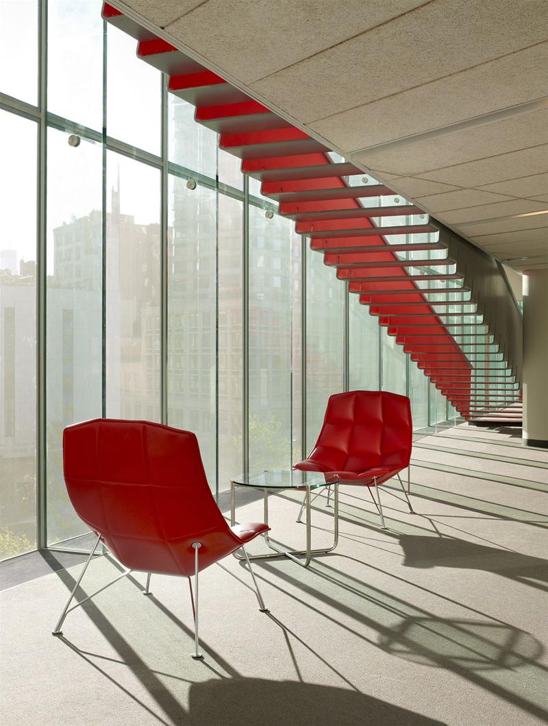 MR Couchtisch von Knoll International: Glascouchtisch mit zwei roten Sesseln in modernem Büro.
