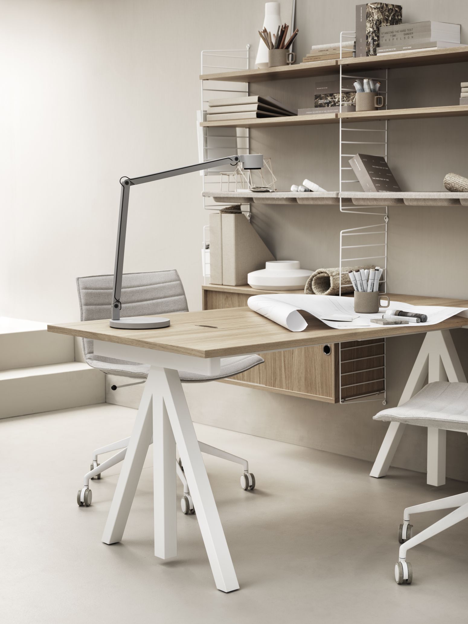 Schreibtisch mit Eichenplatte und weißem Gestell, Teil eines String Regalsystems, modernes Arbeitszimmer Design.