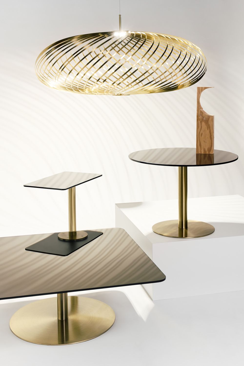 Nahaufnahme von drei Flash Beistelltischen / Couchtischen von Tom Dixon mit runden und eckigen Tischplatten.