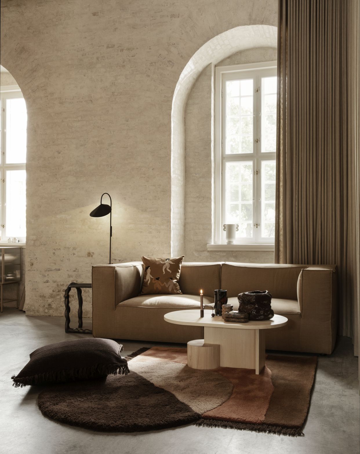 Beige Catena Sofa von Ferm Living aus Baumwolle und Leinen im stilvollen Wohnzimmer.