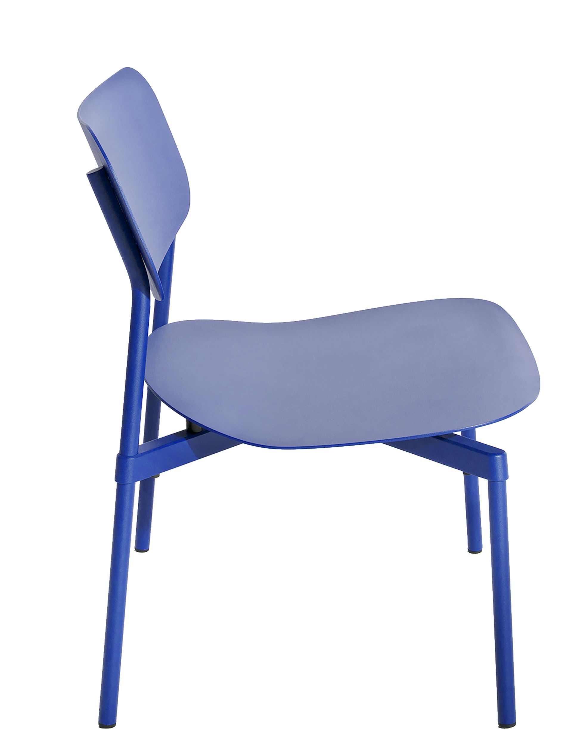 Blauer Fromme Lounge Chair Sessel von Petite Friture, Seitenansicht, moderner Designerstuhl.