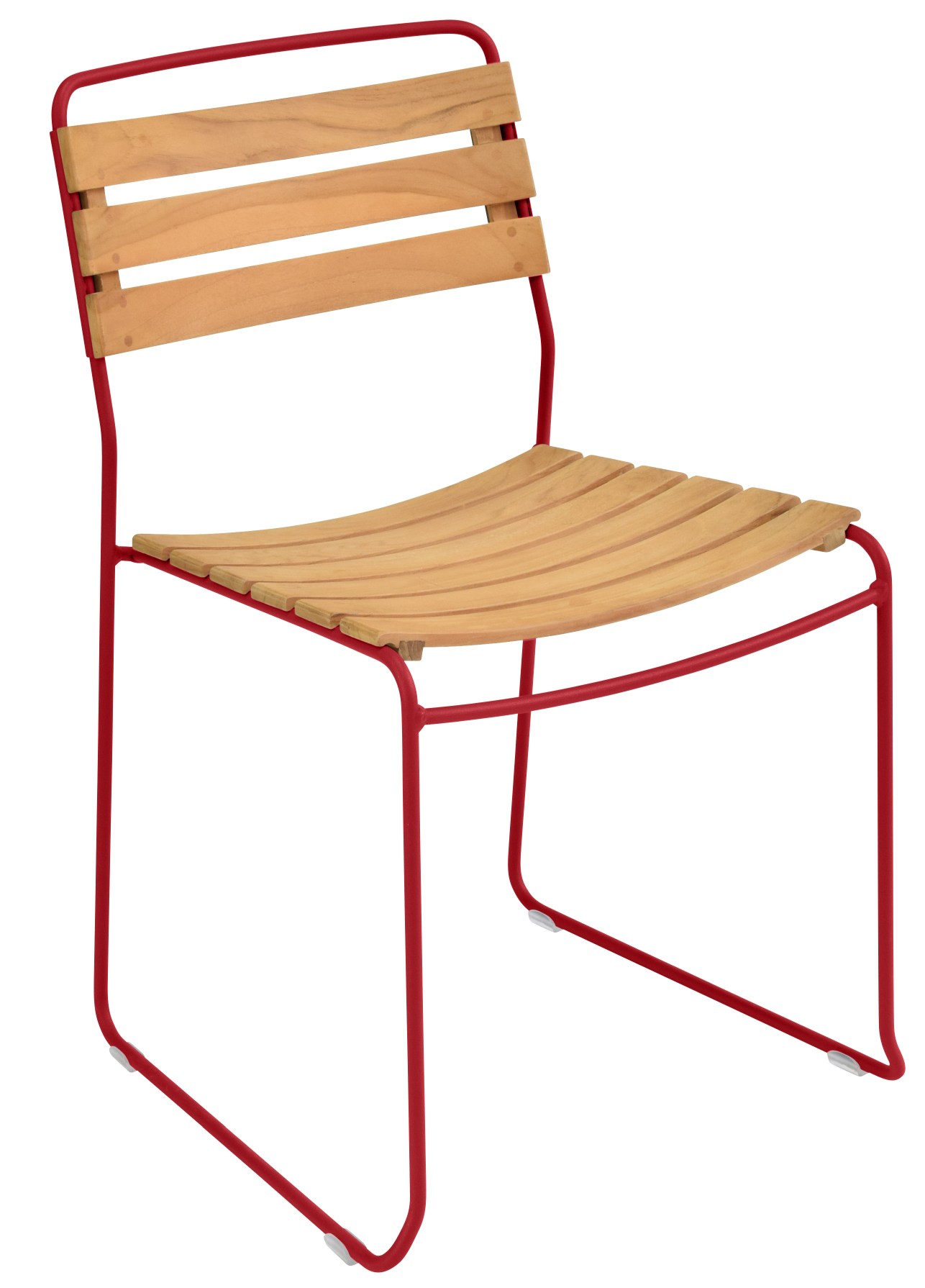 Surprising Teak Chair von Fermob für den Außenbereich: Roter Metallrahmen mit Sitzfläche und Rückenlehne aus Teakholz.