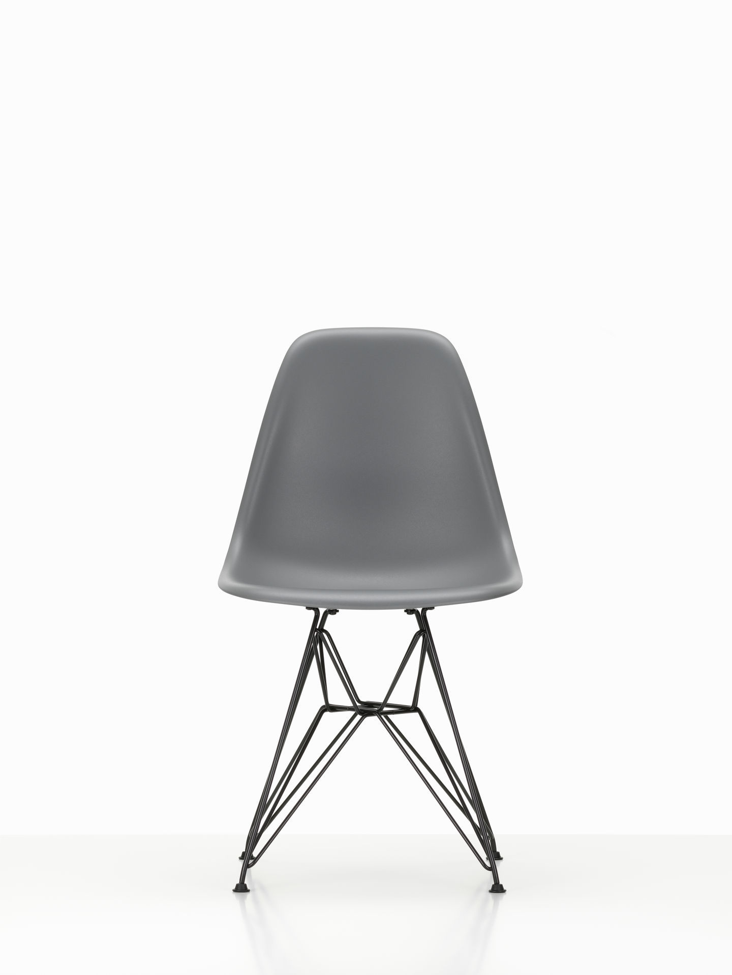 Eames Plastic Side Chair DSR, Eisgraue Sitzschale mit schwarzem Eiffelturm-Untergestell, moderner Designstuhl.