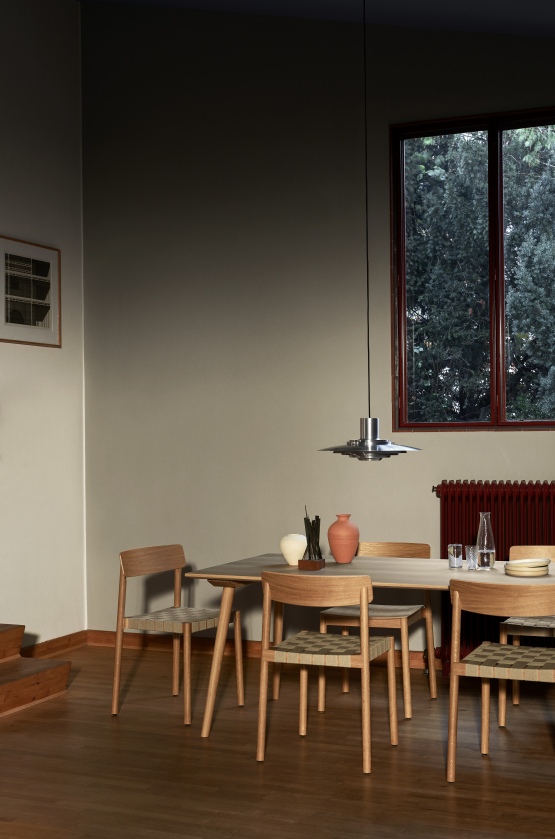 Esszimmer mit AndTradition In Between Tisch und Stühlen aus Holz, skandinavisches Design.