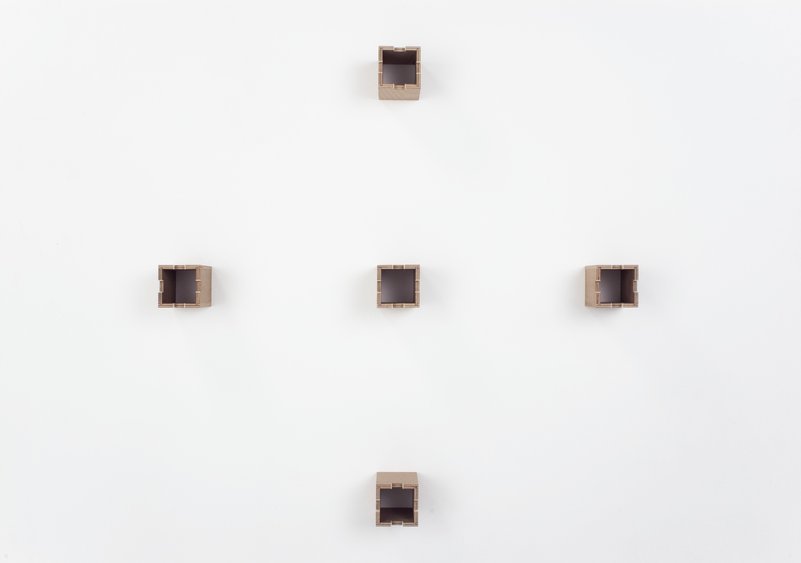 Fünf Tojo Cube Nachttische in Holzoptik, Teil des System Betts, als Geschenk.