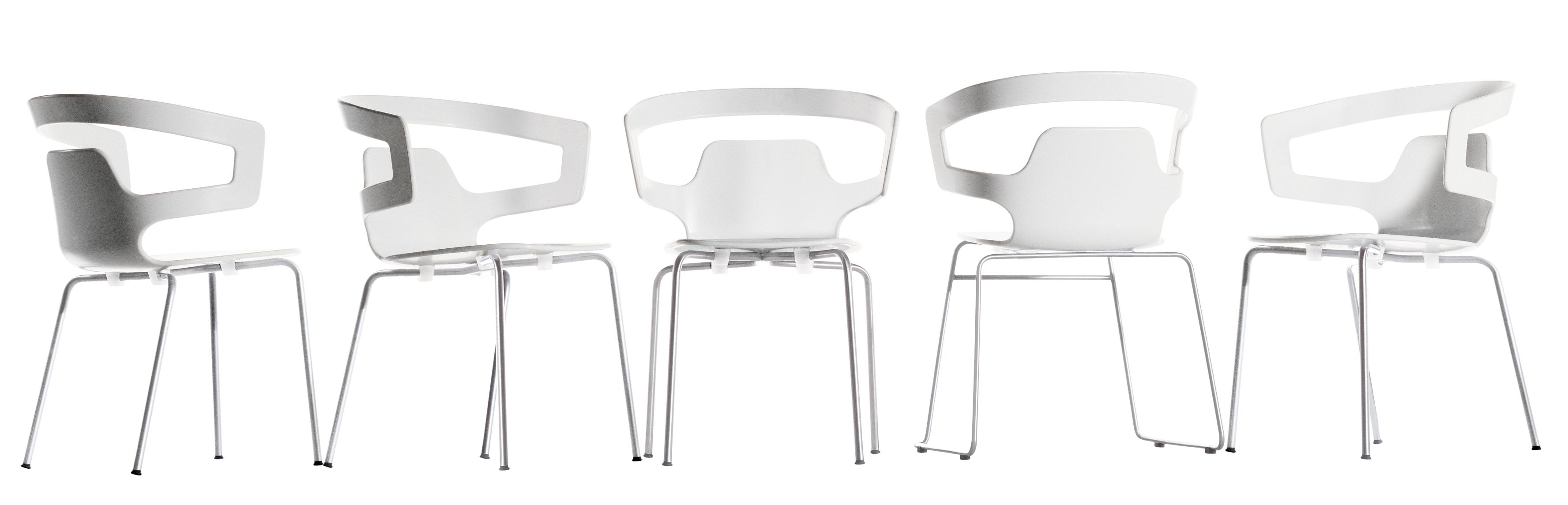 Reihe von weißen Segesta Chair 500 Stühlen Alias mit Armlehnen und filigranem Metallgestell, Ansichten von vorne und hinten.