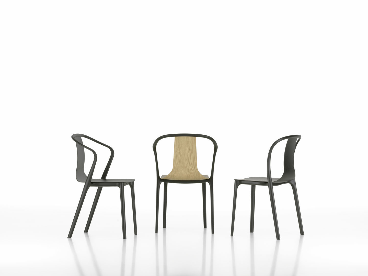 Drei Vitra Belleville Chair Holzstühle in Schwarz und Naturholz auf weißem Hintergrund.