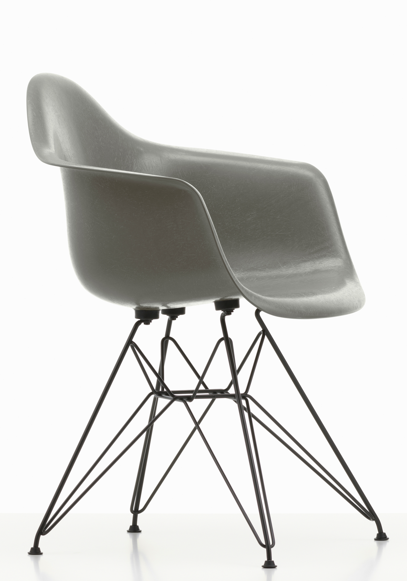 Grauer Eames Fiberglass Arm Chair DAR Stuhl von Vitra mit schwarzem Eiffelgestell. Designklassiker.