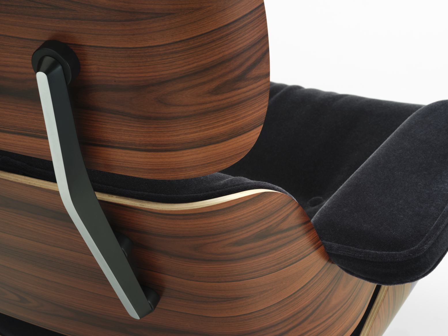 Detailaufnahme des Eames Lounge Chair Sessels mit Walnussholz und schwarzem Lederbezug, Designklassiker von Vitra.