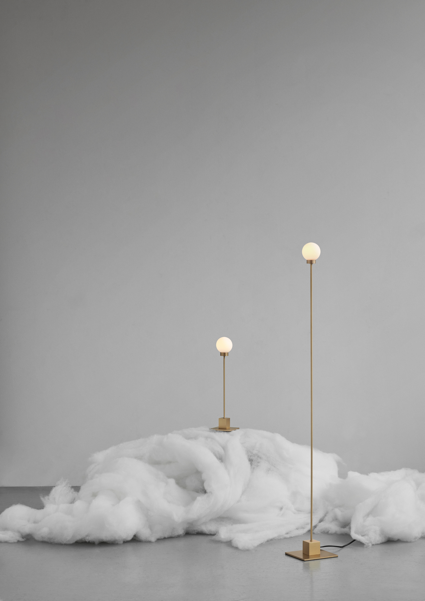 Zwei Snowball Stehleuchten von Northern, modernes Design mit goldenem Gestell und runden Lampenschirmen.