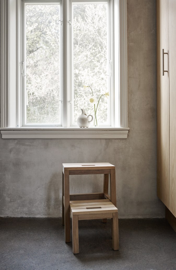 Dania Step Ladder Trittleiter von Skagerak: Holzleiter mit zwei Stufen vor Fenster.