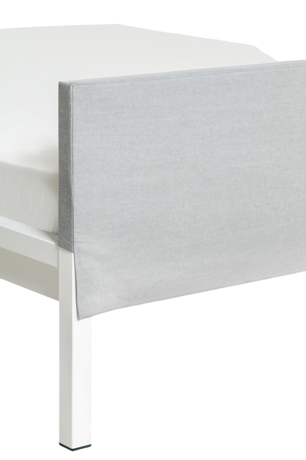 Detailaufnahme: Hellgrauer Kopfteil Bezug für Pure Bett 160 cm, Stonewashed Stoff.
