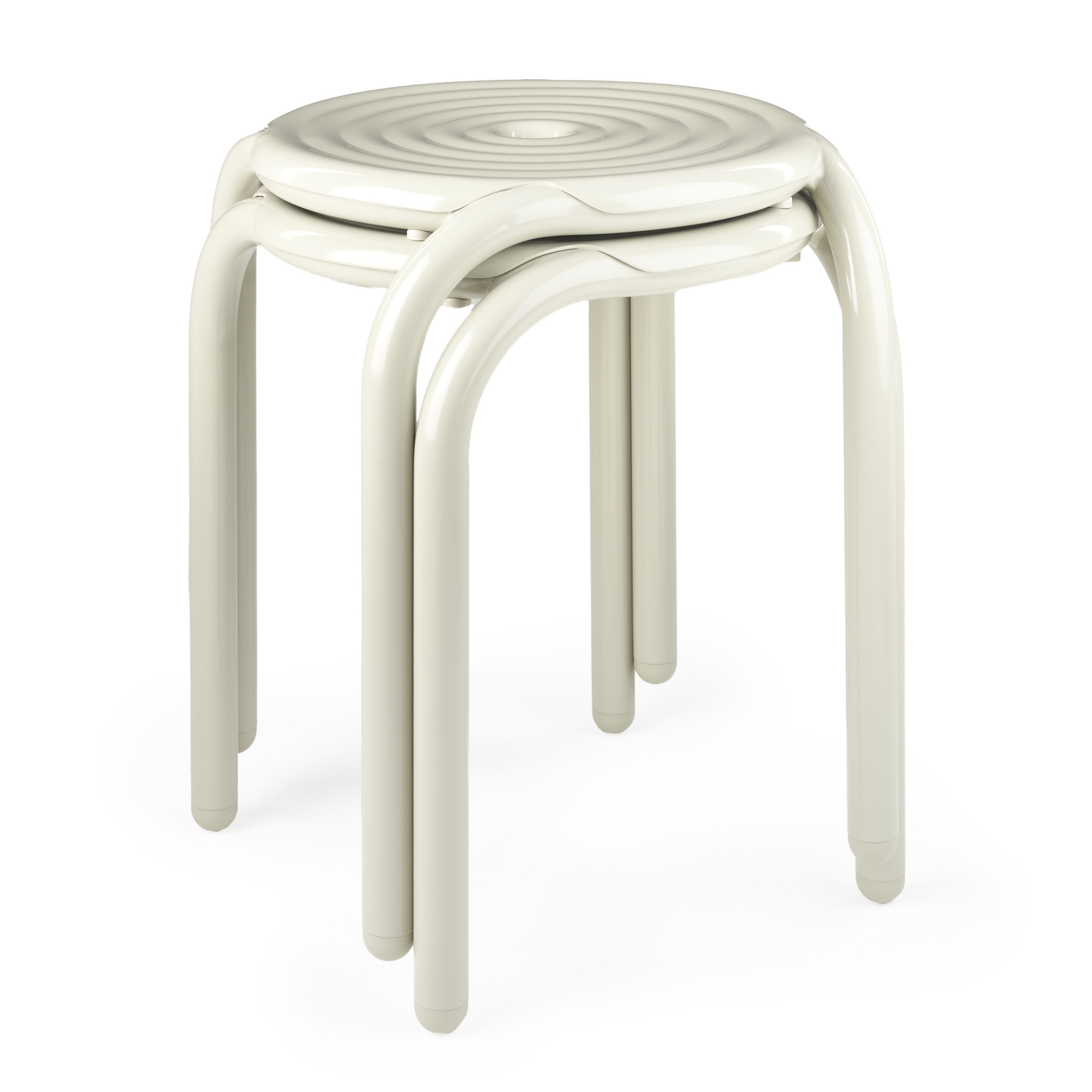 Groove Hocker in Putty von Tom Dixon, Outdoor geeignet, mit geriffelter Sitzfläche.