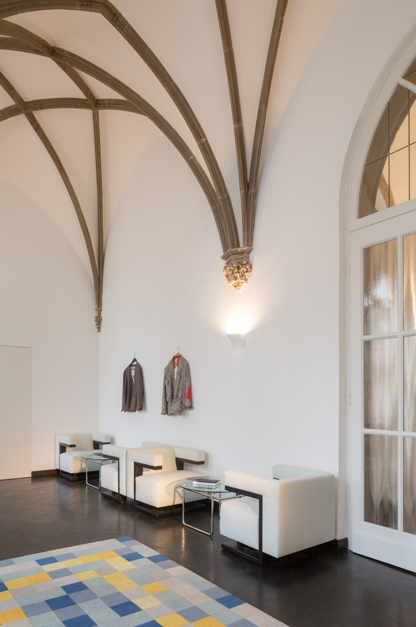 Gropius F51 Sessel Bauhaus Reedition Tecta, weiße Ledersessel mit schwarzen Rahmen in modernem Interieur.