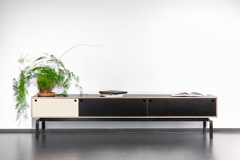 Egal Sideboard von Nils Holger Moormann: Modernes Lowboard in Schwarz und Beige mit Pflanze.