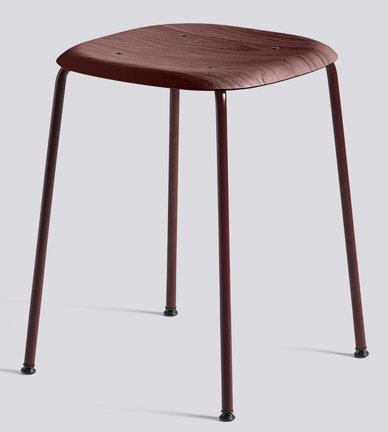 Freistehender Soft Edge Stool von Hay, ein moderner Hocker mit vier Beinen in Braun.