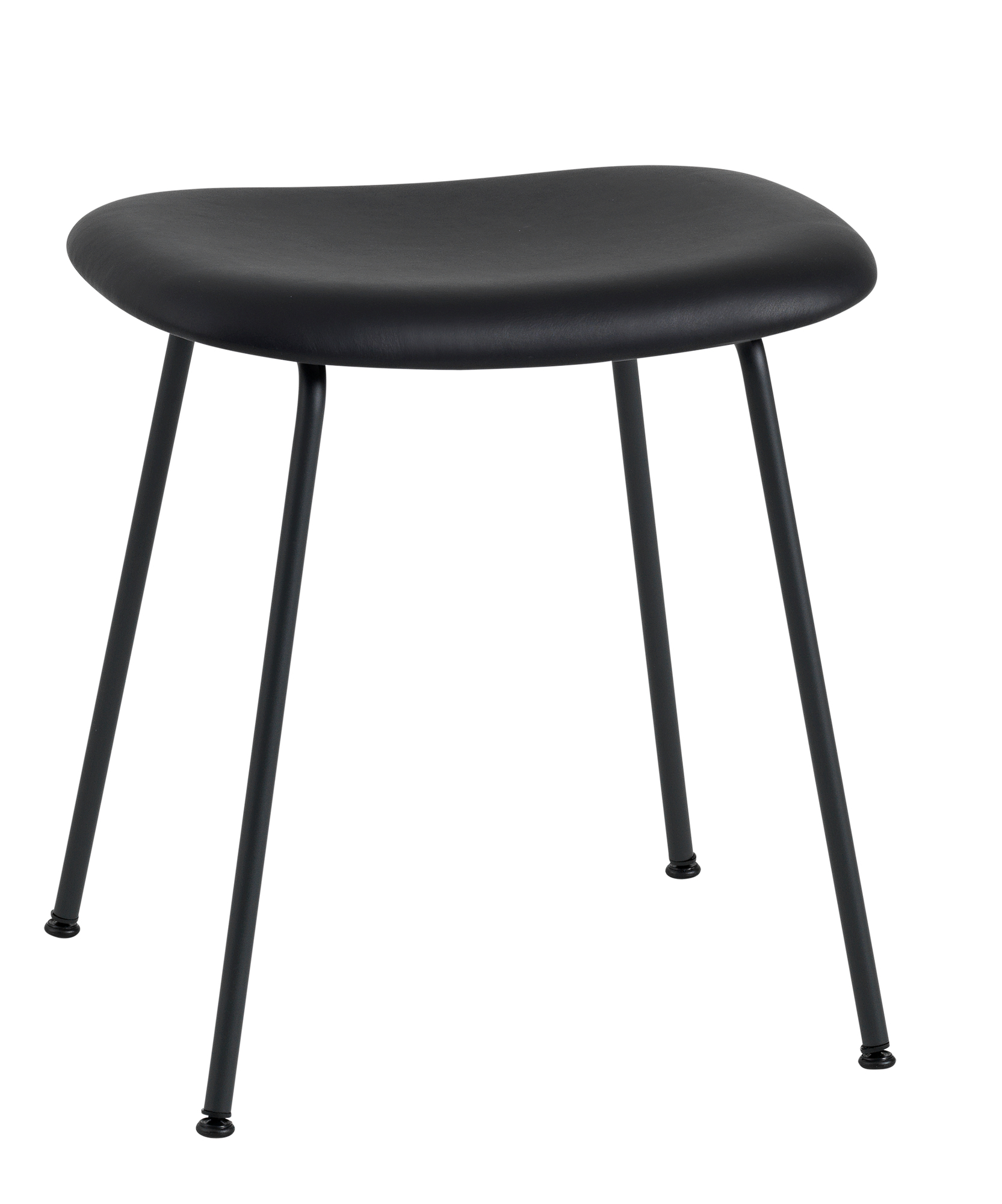 Schwarzer Fiber Stool Hocker von Muuto mit vier schlanken, schwarzen Beinen und geformter Sitzfläche.